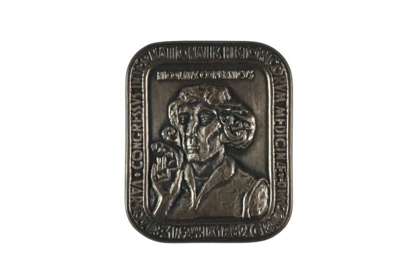 The plaque on the occasion of the XVIII International Congress of the History of Medicine, issued in Warsaw in 1962. As in many other depictions, Copernicus is shown with a lily, considered a symbol of his medical activity. Author: Stefan Rufin Koźbielewski. From the collection of the Regional Museum in Toruń
