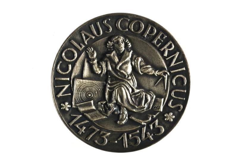 Wojciech Jarzębowski, Medal on the occasion of the 400th anniversary of the publication of 'De revolutionibus' - obverse